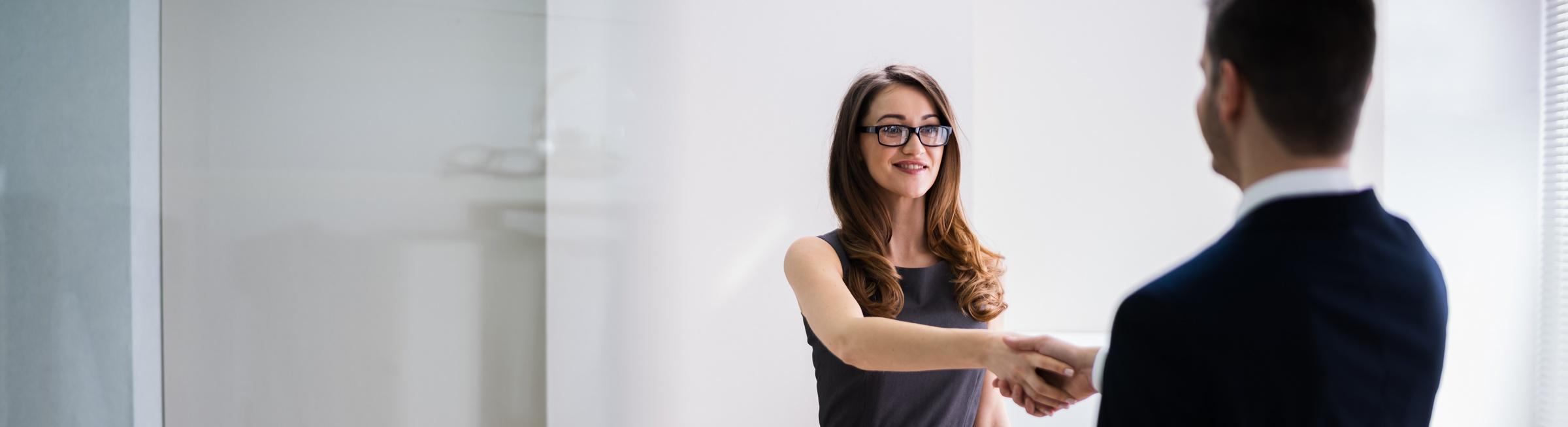 Un candidat face à un recruteur dans une agence d'intérim