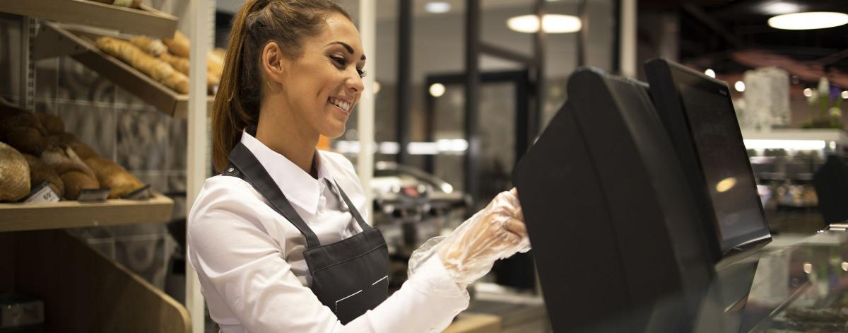 Un hôtesse de caisse dans une boulangerie à Rouen