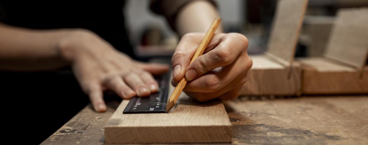 Un menuisier dans un atelier à Périgny